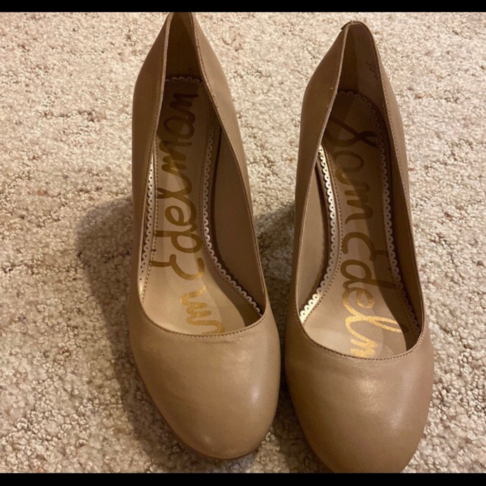 Size 8 nude/tan/beige leather Sam Edelman 3” block heel pumps, excellent.